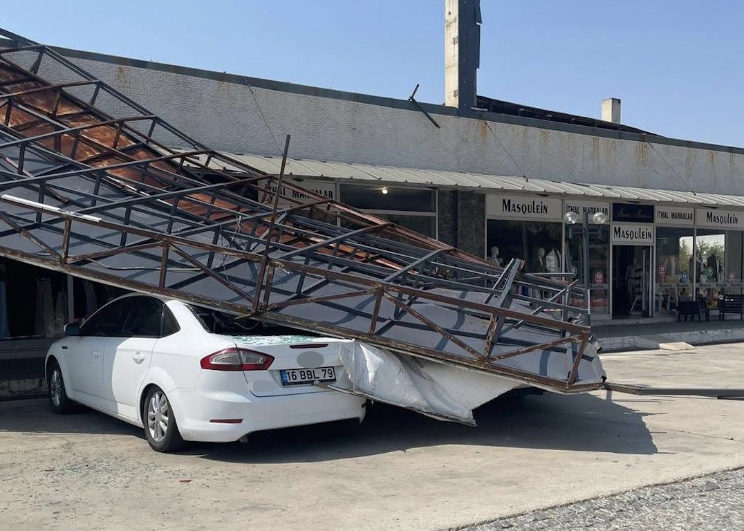 Balıkesir’in Susurluk ilçesinde, reklam tabelası park halindeki araçların üzerine devrildi.