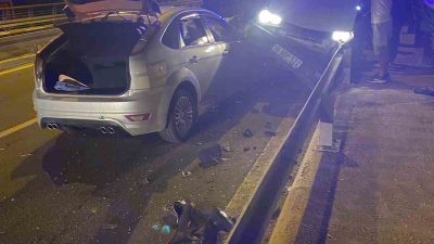 Balıkesir’de meydana gelen çift taraflı trafik kazasında 2 kişi sıkıştıkları