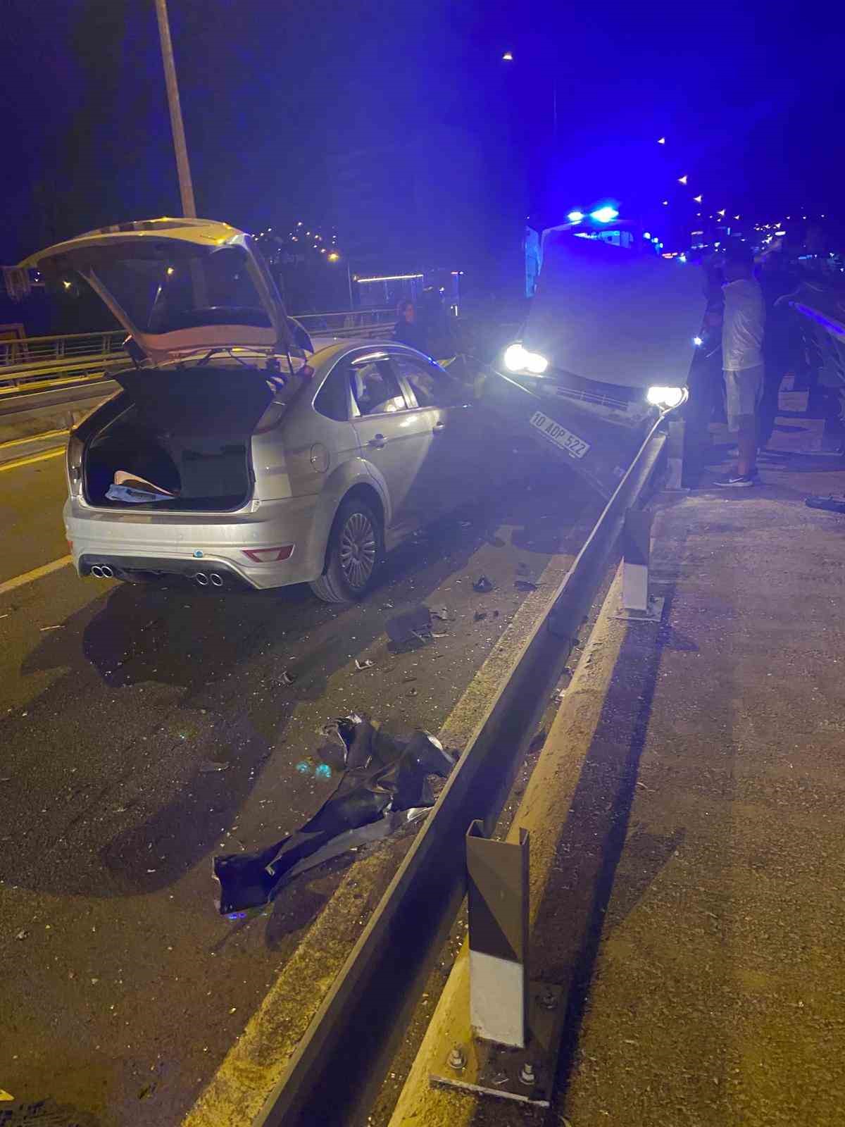 Balıkesir’de meydana gelen çift taraflı trafik kazasında 2 kişi sıkıştıkları