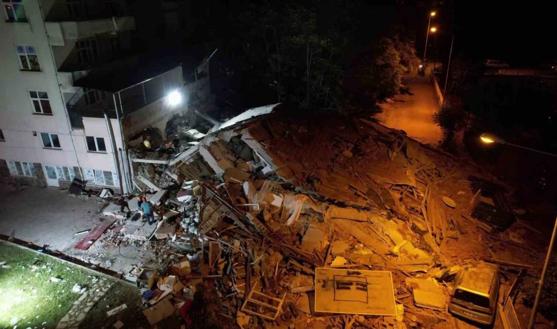 6,1’lik depremde 1 kişinin hayatını kaybettiği enkaz havadan görüntülendi Balıkesir’in Sındırgı ilçesinde meydana gelen deprem sonrası 3 katlı bir