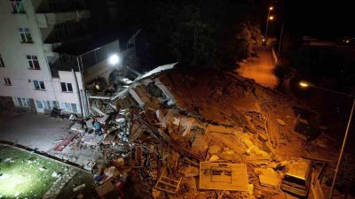 Balıkesir’in Sındırgı ilçesinde meydana gelen deprem sonrası 3 katlı bir