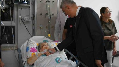 Sağlık Bakanı Kemal Memişoğlu, Balıkesir’de meydana gelen depremde yaralanan vatandaşları