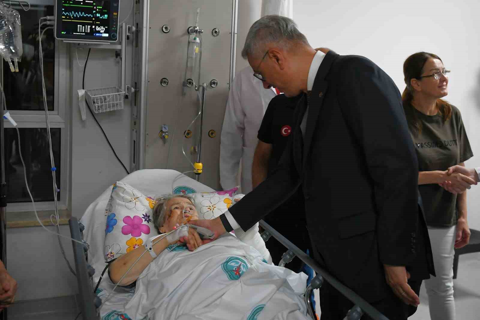 Sağlık Bakanı Kemal Memişoğlu, Balıkesir’de meydana gelen depremde yaralanan vatandaşları