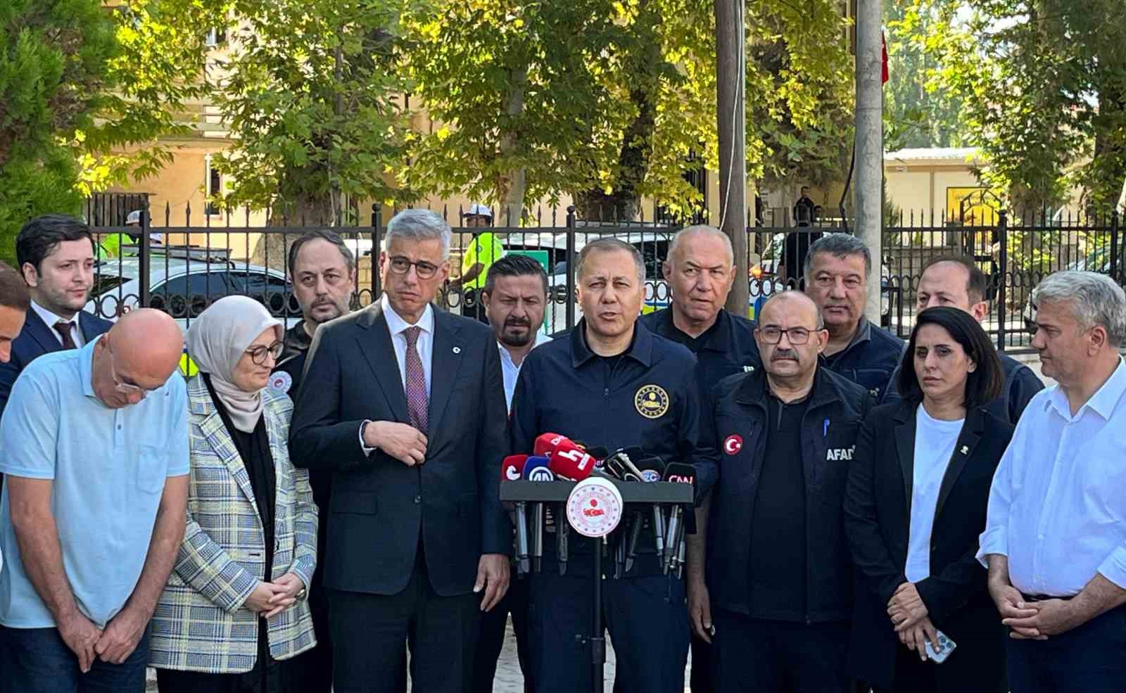 Sındırgı’da açıklama yapan Sağlık Bakanı Kemal Memişoğlu, hastanede tedavisi yapılan