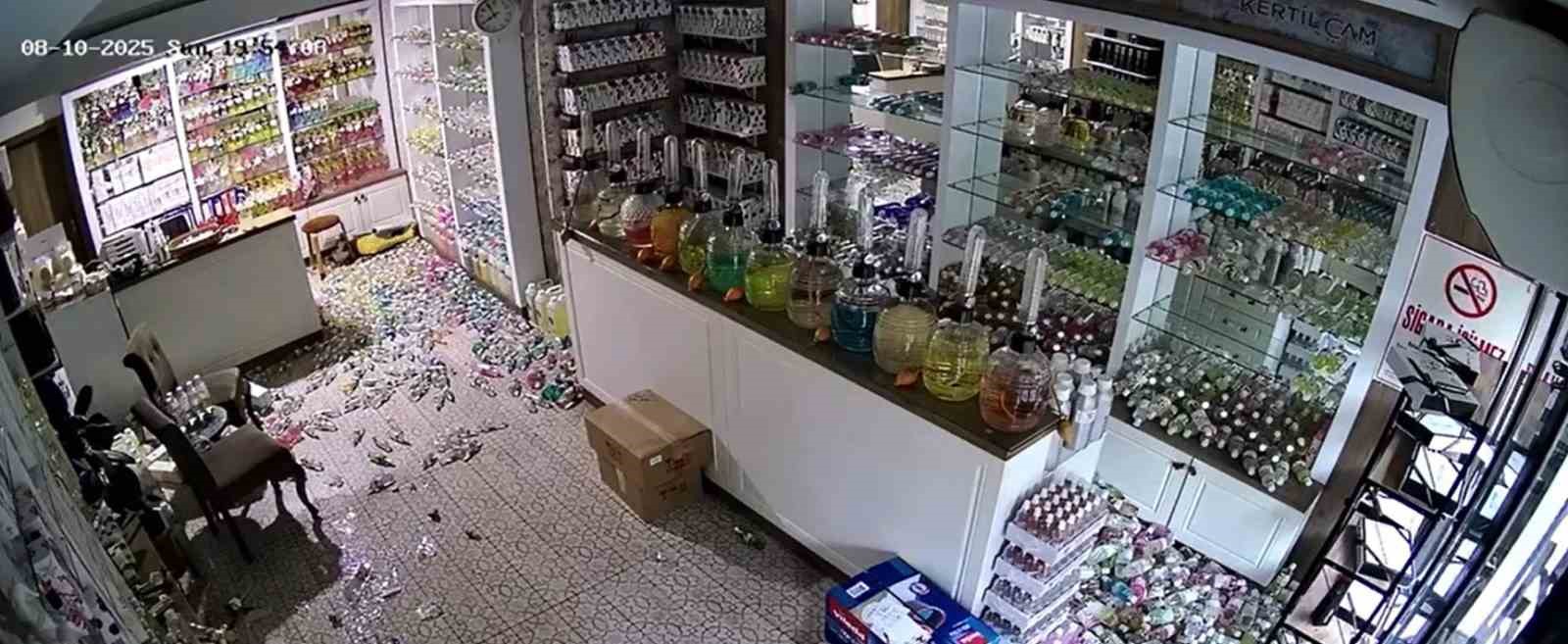 Balıkesir’de meydana gelen 6.1 büyüklüğündeki deprem esnasında ineklerin kaçışması güvenlik