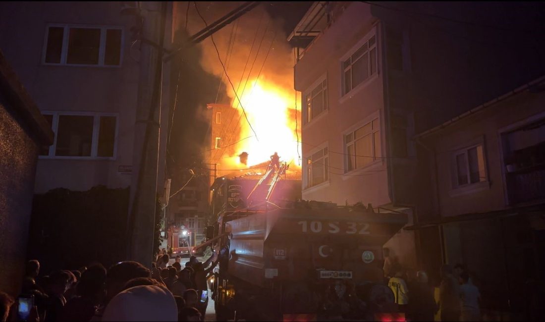 Balıkesir’in Dursunbey ilçesinde çıkan yangında 2 ev kullanılmaz hale gelirken