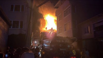 Balıkesir’in Dursunbey ilçesinde çıkan yangında 2 ev kullanılmaz hale gelirken