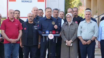 İçişleri Bakanı Ali Yerlikaya, Balıkesir’de depremden etkilenen köylerde incelemelerde bulundu.
