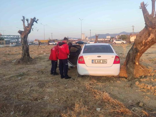 Balıkesir’in Burhaniye ilçesinde, Devlet Hastanesi kavşağında meydana gelen kazada, araçta