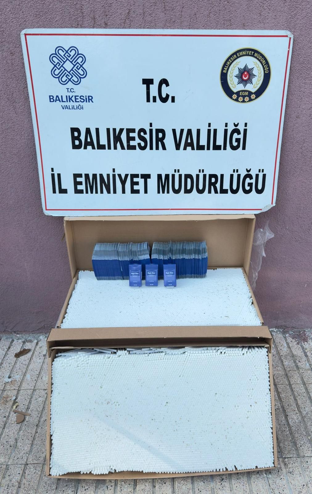 Balıkesir’in Bigadiç ilçesinde düzenlenen operasyonda 25 bin bandrolsüz dolu makaron