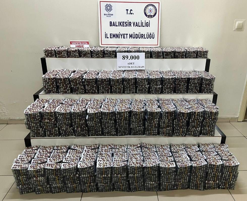 Balıkesir İl Emniyeti'nin Burhaniye'de düzenlediği operasyonda 89 bin adet sentetik
