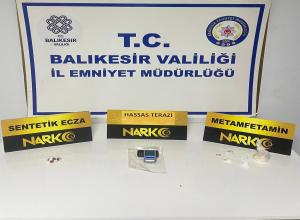 Balıkesir’in Ayvalık ilçesinde düzenlenen operasyonda metamfetamin, sentetik ecza ve hassas