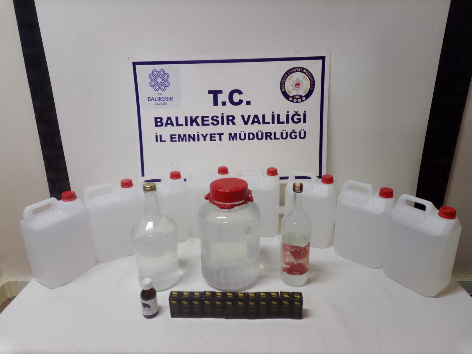 Balıkesir’in Edremit ilçesinde bir ikamette yapılan aramada 40 litre etil