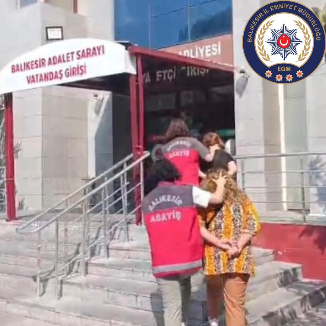 Balıkesir’in Karesi ilçesinde kuyumcuda oyalama yöntemiyle altın hırsızlığı yapan 2