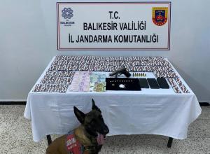 Balıkesir İl Jandarma Komutanlığı ekiplerince Edremit’te düzenlenen operasyonda uyuşturucu hap,