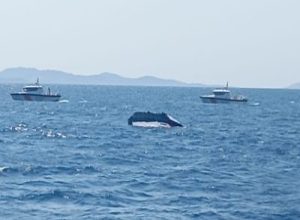 Balıkesir’in Marmara Adası açıklarında, Asmalı Topaç Mevkii yakınlarında parçalanmış halde