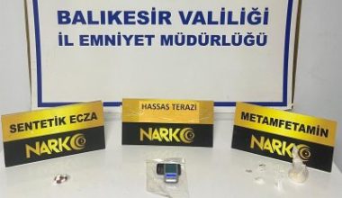 Balıkesir’in Ayvalık ilçesinde düzenlenen operasyonda metamfetamin, sentetik ecza ve hassas