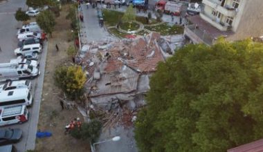 Balıkesir’in Sındırgı ilçesinde yaşanan 6.1 büyüklüğündeki deprem nedeniyle yıkılan bina