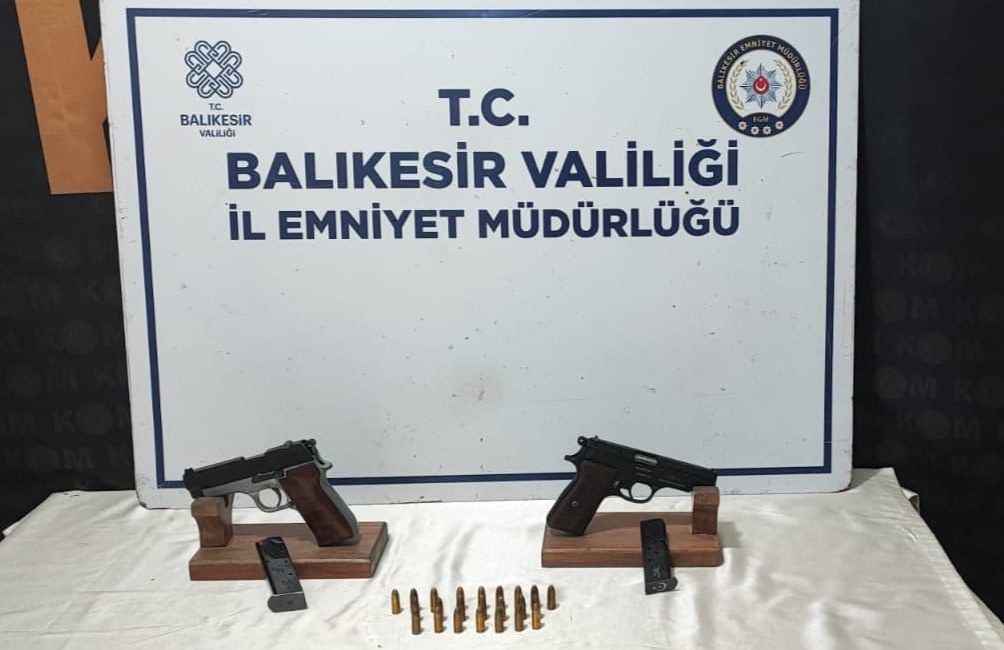 Balıkesir’in Bandırma ilçesinde bir işyerinde yapılan aramada 2 tabanca ve