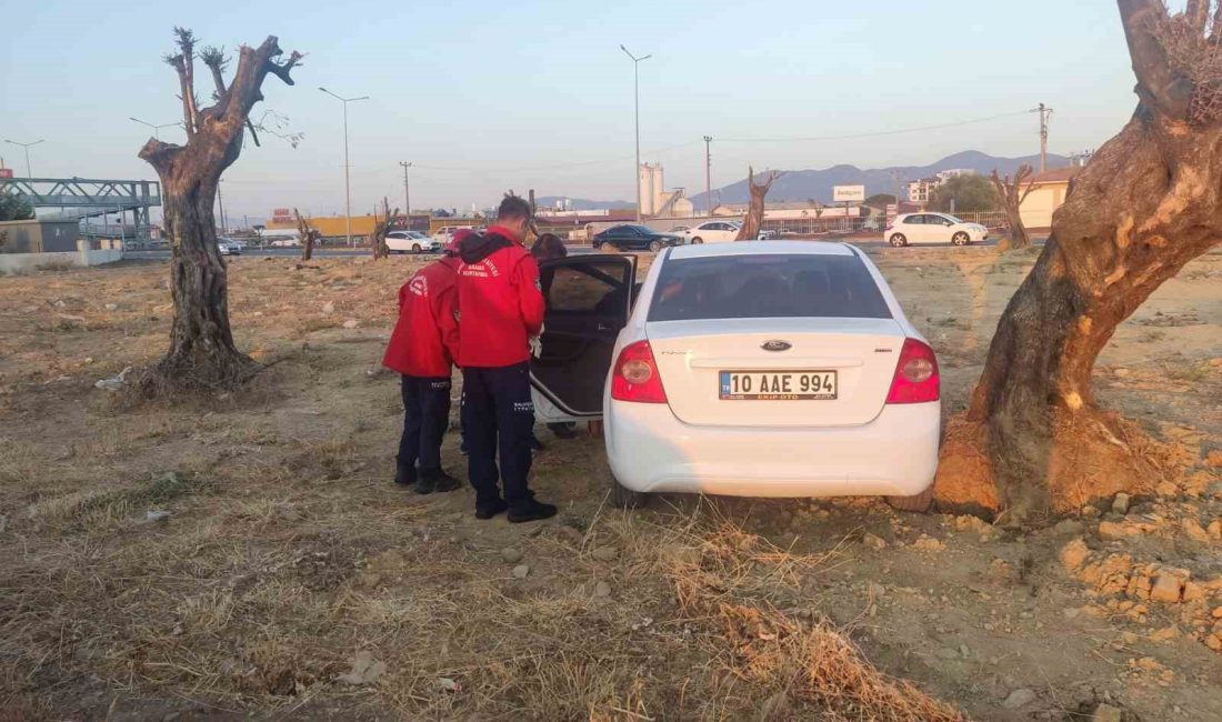 Burhaniye’de kazada araçta sıkışan vatandaşı itfaiye kurtardı Balıkesir’in Burhaniye ilçesinde, Devlet Hastanesi kavşağında meydana gelen kazada, araçta