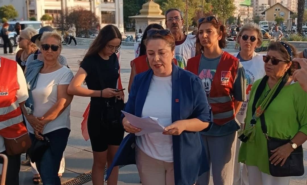 CHP’li Kadınlardan Kadın Cinayetlerine Tepki Cumhuriyet Halk Partisi (CHP) Kadın Kolları, kadın cinayetlerini kınamak amacıyla