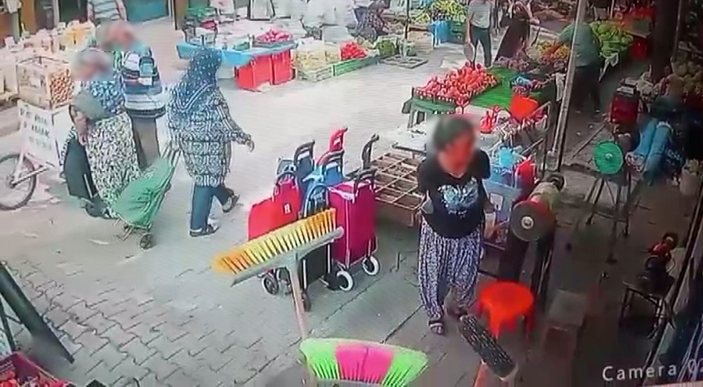 Balıkesir’de pazar arabası hırsızlığı kameraya yansıdı Balıkesir’in Edremit ilçesinde pazar arabasının çalınma anı güvenlik kameralarına yansıdı.