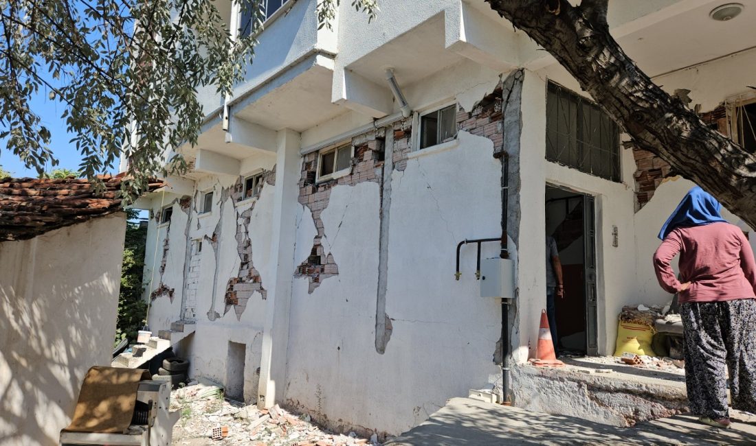 Sındırgı’da ağır hasarlı binalardan taşınma sürüyor Balıkesir’in Sındırgı ilçesinde meydana gelen 6.1 büyüklüğündeki depremin ardından ağır