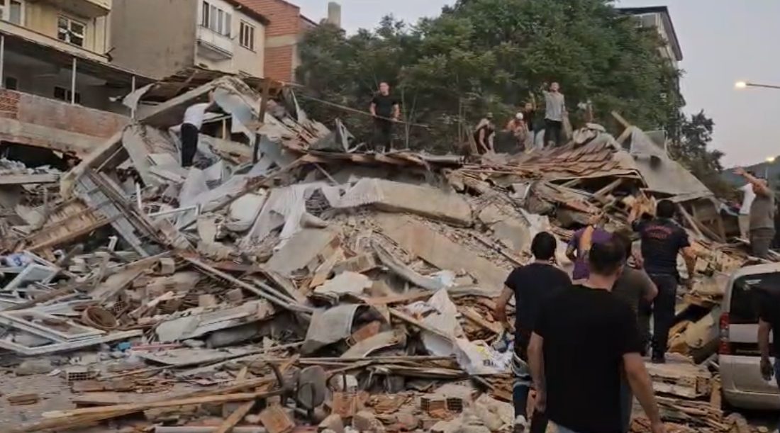 Balıkesir’de 6.2’lik deprem: Bir bina çöktü Balıkesir’de meydana gelen 6.2 büyüklüğündeki deprem, kent genelinde paniğe yol