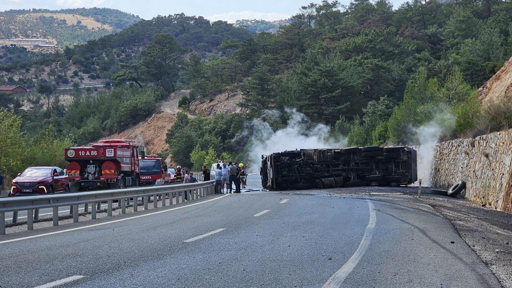 Balıkesir’in Havran ilçesi Şapçı mevkiinde zift yüklü bir kamyonun devrilmesi