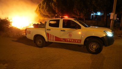 Balıkesir’in Gömeç ilçesi Karaağaç Mahallesi’nde gece saatlerinde otluk alanda çıkan