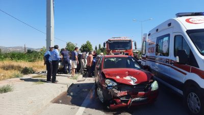 Balıkesir’den Sındırgı ilçesine giden otomobile arkadan gelen bir otomobil çarptı.