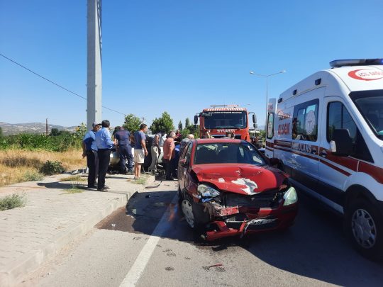 Balıkesir’den Sındırgı ilçesine giden otomobile arkadan gelen bir otomobil çarptı.