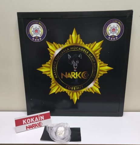Balıkesir’de polis ekiplerinin gerçekleştirdiği operasyonlarda Ayvalık’ta gümrük kaçağı tütün ve
