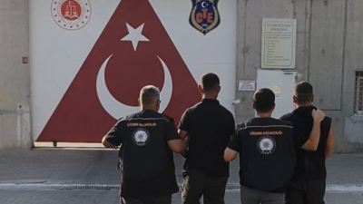 Balıkesir’in Edremit ilçesinde, Balıkesir İl Emniyet Müdürlüğü ekiplerince göçmen kaçakçılığına