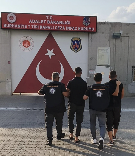 Balıkesir’in Edremit ilçesinde, Balıkesir İl Emniyet Müdürlüğü ekiplerince göçmen kaçakçılığına