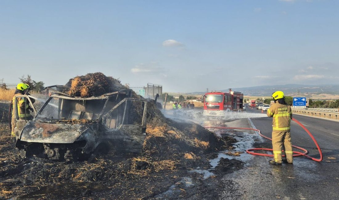 Balıkesir’in Susurluk ilçesi Demirkapı mevkiinde saman yüklü bir kamyonette yangın