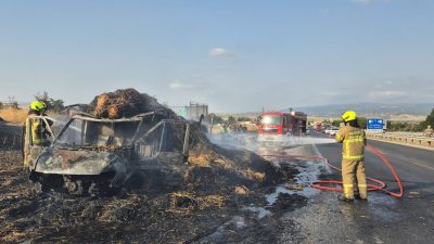 Balıkesir’in Susurluk ilçesi Demirkapı mevkiinde saman yüklü bir kamyonette yangın