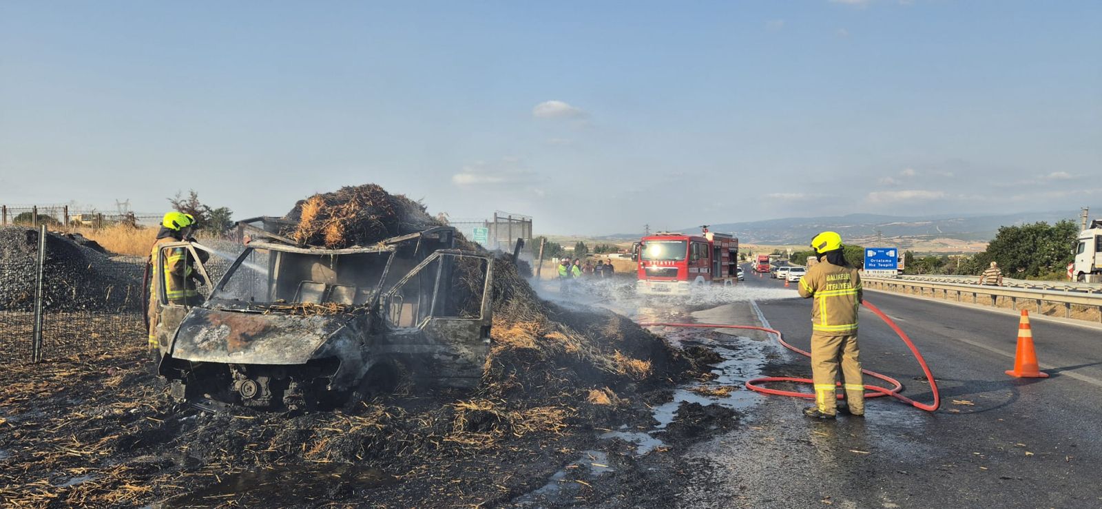 Balıkesir’in Susurluk ilçesi Demirkapı mevkiinde saman yüklü bir kamyonette yangın
