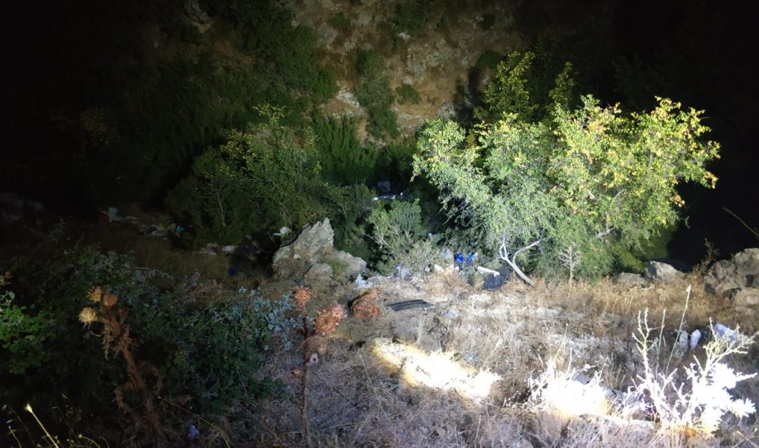 Susurluk’ta Şarampole Yuvarlanan Araçta 2 Kişi Yaralandı Balıkesir’in Susurluk ilçesinde, sürücüsünün direksiyon hakimiyetini kaybetmesi sonucu SUV aracın