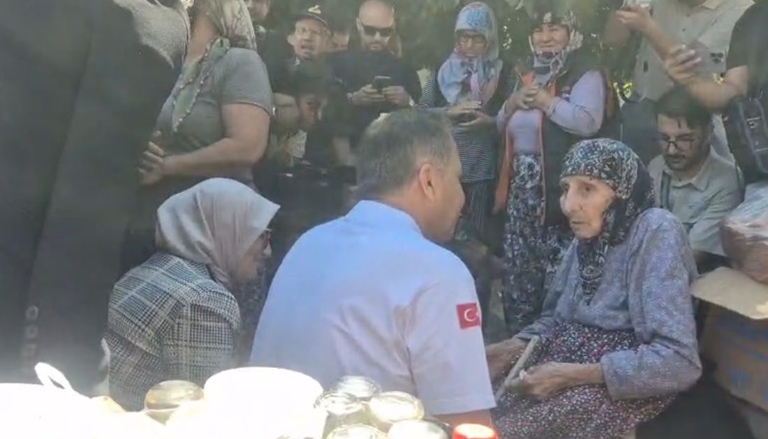 Bakan Yerlikaya depremden etkilenen köyleri ziyaret etti Balıkesir’de meydana gelen 6.1 büyüklüğündeki depremin ardından kente gelen İçişleri