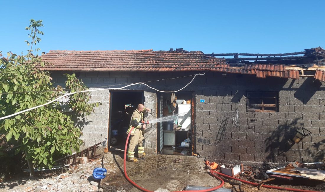 Balıkesir’in Gönen ilçesi Çifteçeşmeler Mahallesi’nde meydana gelen dam yangını itfaiye