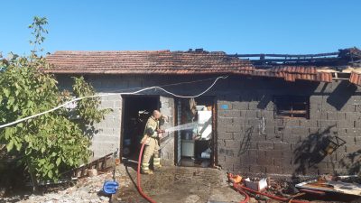 Balıkesir’in Gönen ilçesi Çifteçeşmeler Mahallesi’nde meydana gelen dam yangını itfaiye