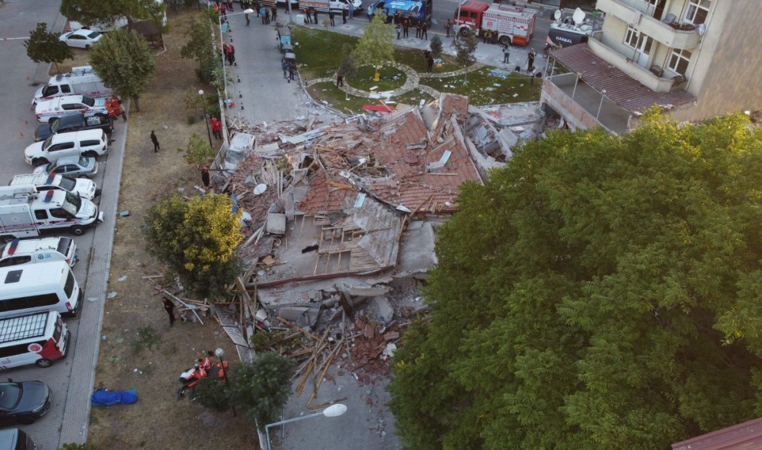 Balıkesir’in Sındırgı ilçesinde yaşanan 6.1 büyüklüğündeki deprem nedeniyle yıkılan bina