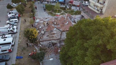 Balıkesir’in Sındırgı ilçesinde yaşanan 6.1 büyüklüğündeki deprem nedeniyle yıkılan bina