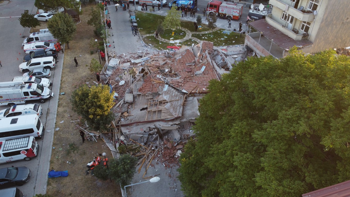 Balıkesir’in Sındırgı ilçesinde yaşanan 6.1 büyüklüğündeki deprem nedeniyle yıkılan bina