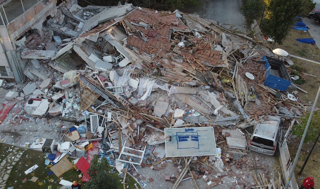 Balıkesir’in Sındırgı ilçesinde 6.1 büyüklüğündeki depremde yıkılan, 1 kişinin öldüğü