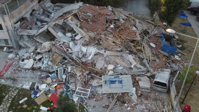 Balıkesir’in Sındırgı ilçesinde 6.1 büyüklüğündeki depremde yıkılan, 1 kişinin öldüğü