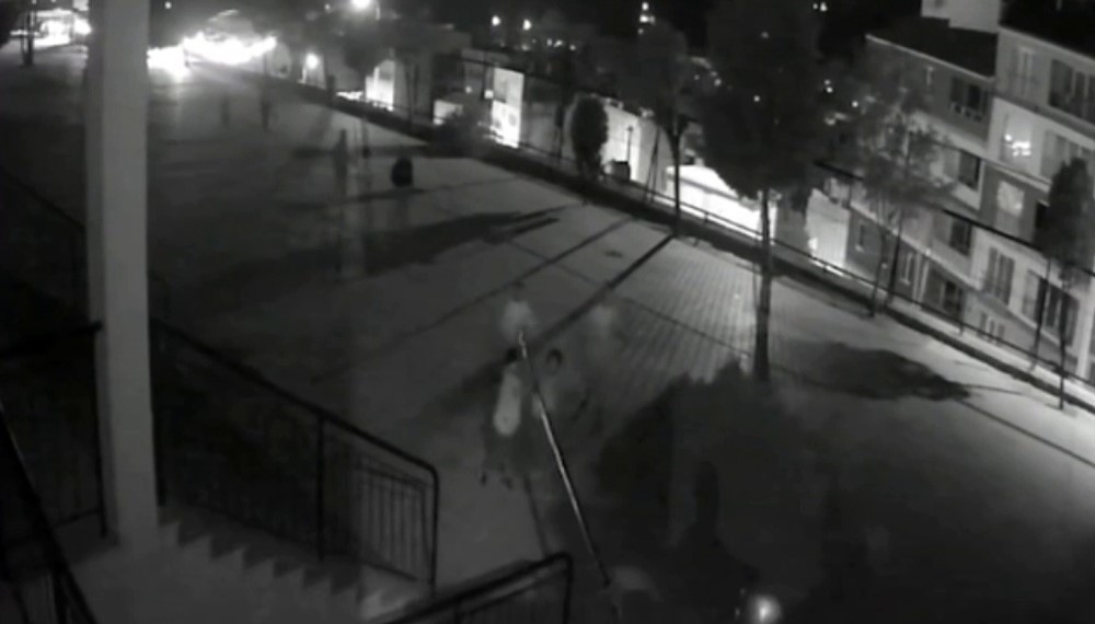 Balıkesir’in Erdek ilçesinde şiddetli rüzgar nedeniyle okul bahçesindeki bayrak direği