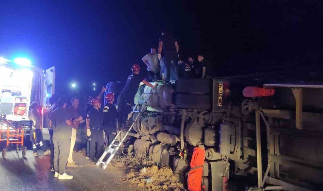 Balıkesir Bursa karayolunda paketli gıda yüklü tırın devrilmesi sonucu sürücü