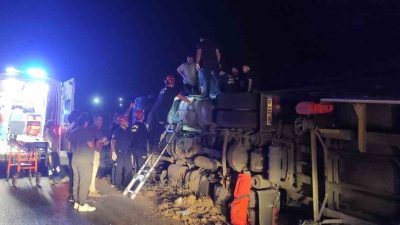 Balıkesir Bursa karayolunda paketli gıda yüklü tırın devrilmesi sonucu sürücü